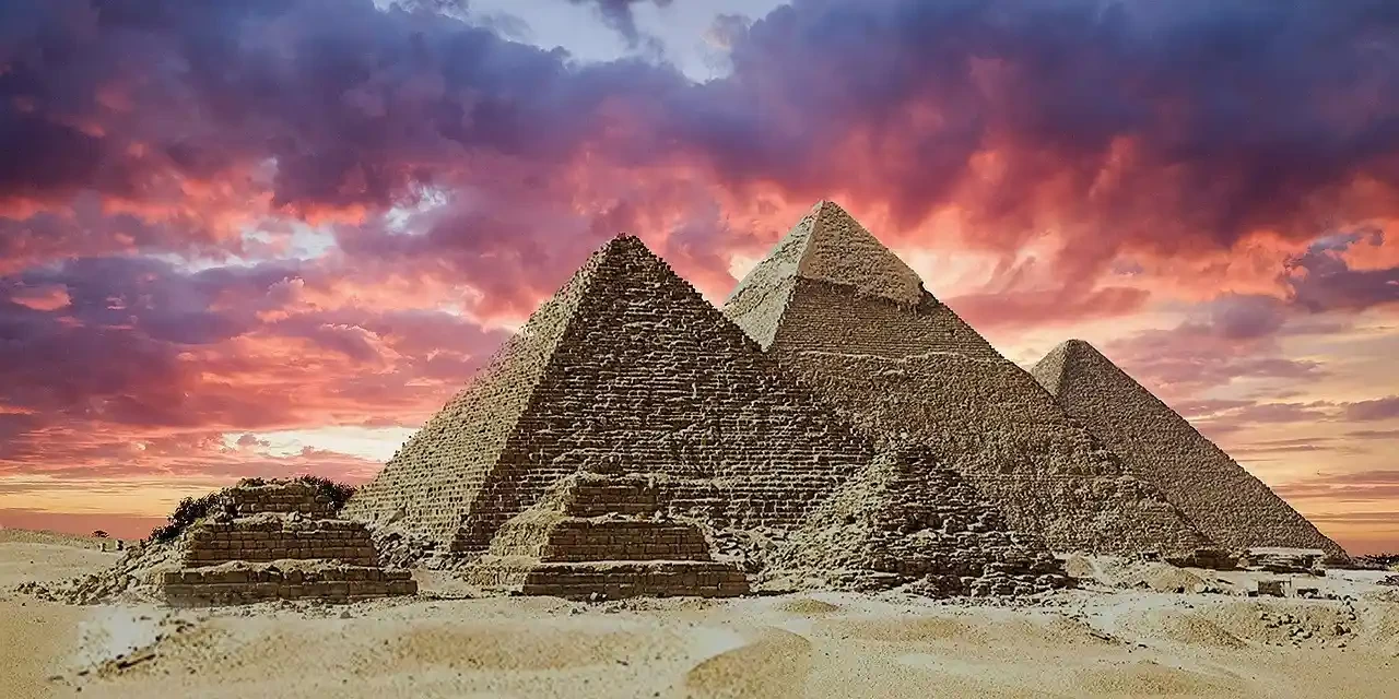 Giza Pyramids, Sphinx & Egyptian Museum Day Tour